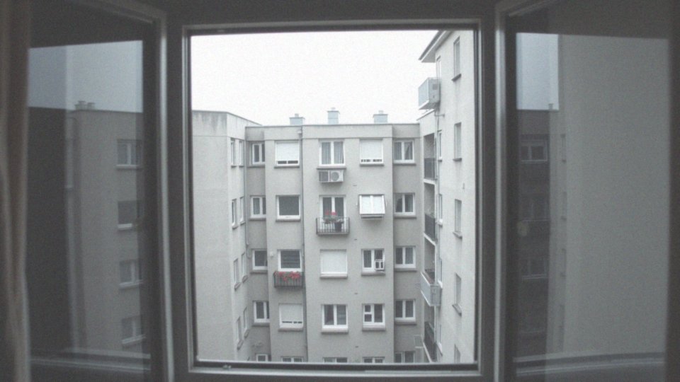 Jakie są przeszkody związane z uciążliwym sąsiadem w bloku?